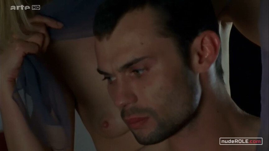 10. Mickie nude , Varda sexy – Les Vivants et les Morts s01e04 (2009)