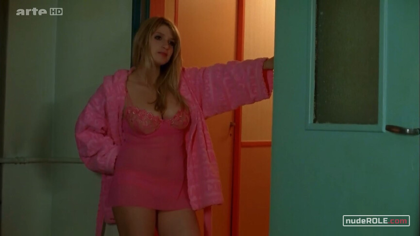 2. Mickie nude , Varda sexy – Les Vivants et les Morts s01e04 (2009)