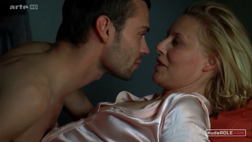 7. Mickie nude , Varda sexy – Les Vivants et les Morts s01e04 (2009)