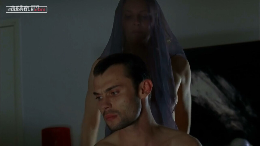 8. Mickie nude , Varda sexy – Les Vivants et les Morts s01e04 (2009)