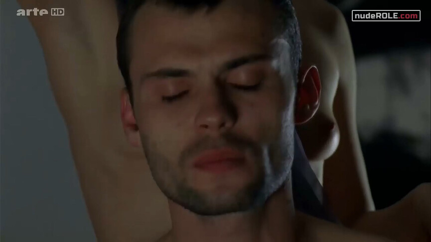 9. Mickie nude , Varda sexy – Les Vivants et les Morts s01e04 (2009)