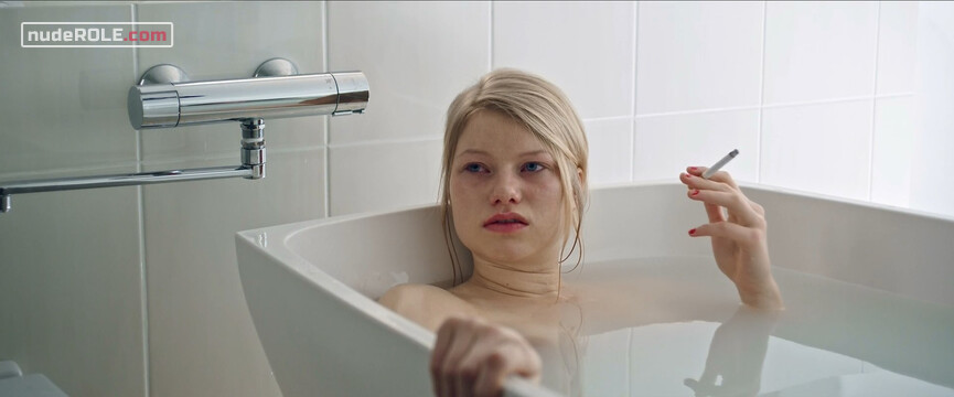 25. Jonna nude, Piki sexy – Baby Jane (2019)