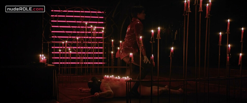 10. Mona sexy, Vaimo nude – Dogs Don't Wear Pants (2019)