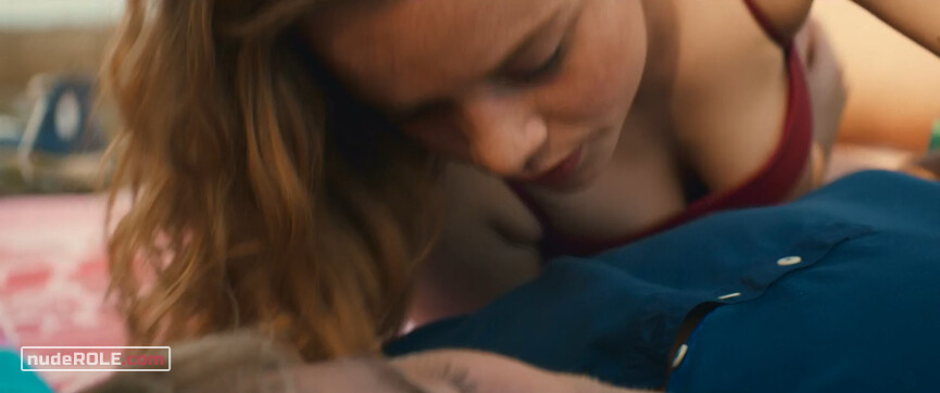 3. Jessica nude , Tina sexy – Close to the Horizon (2019)