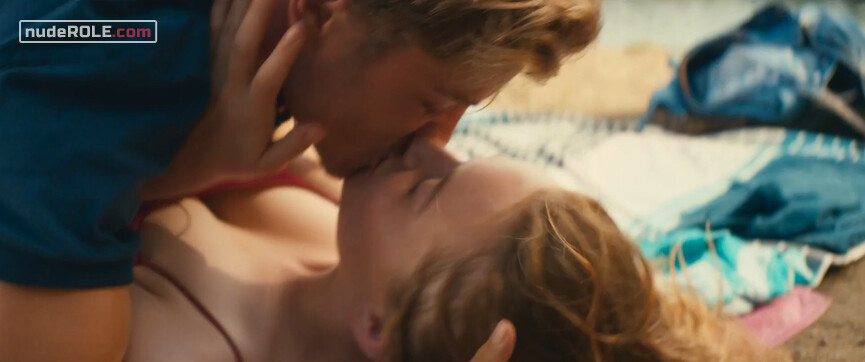 4. Jessica nude , Tina sexy – Close to the Horizon (2019)