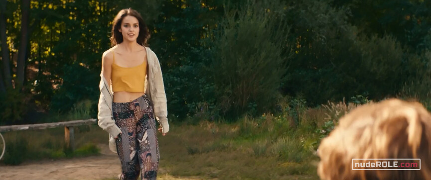 5. Jessica nude , Tina sexy – Close to the Horizon (2019)