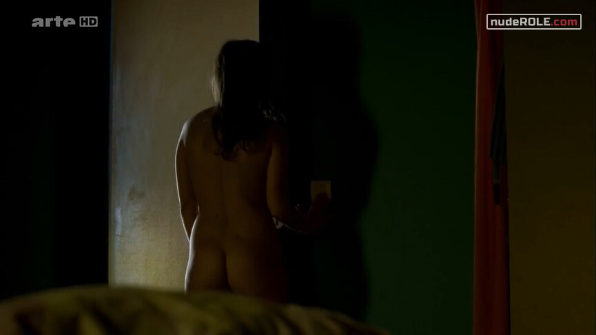 10. Dallas nude – Les Vivants et les Morts s01e01 (2009)