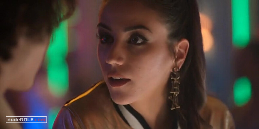 1. Rebeka Parrilla sexy – Elite s03e02 (2020)
