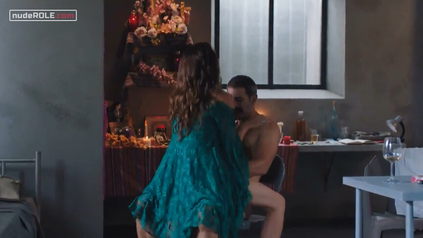 3. Lara Balarés sexy – Unauthorized Living s02e03 (2020)