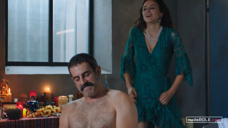 4. Lara Balarés sexy – Unauthorized Living s02e03 (2020)
