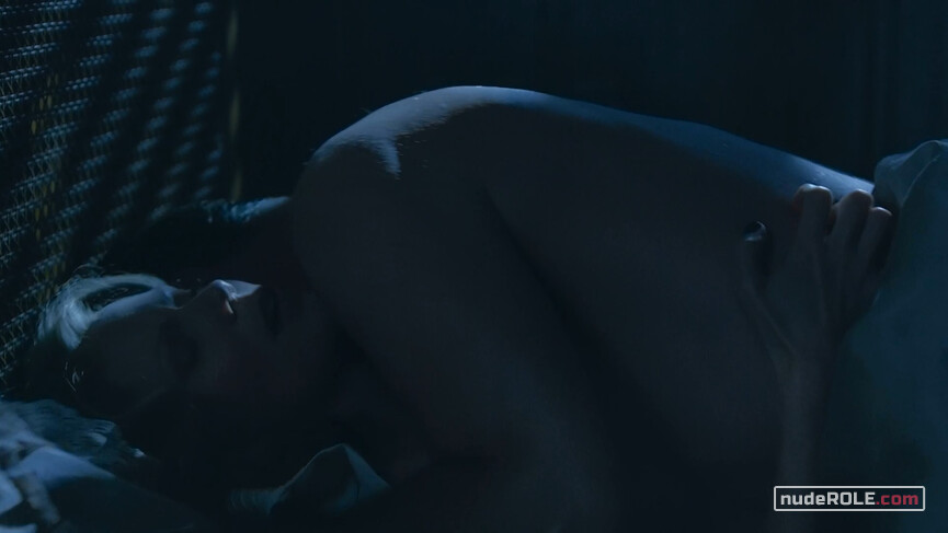 11. Liesel nude, Hana sexy – The Glass Room (2019)