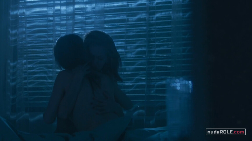 13. Liesel nude, Hana sexy – The Glass Room (2019)
