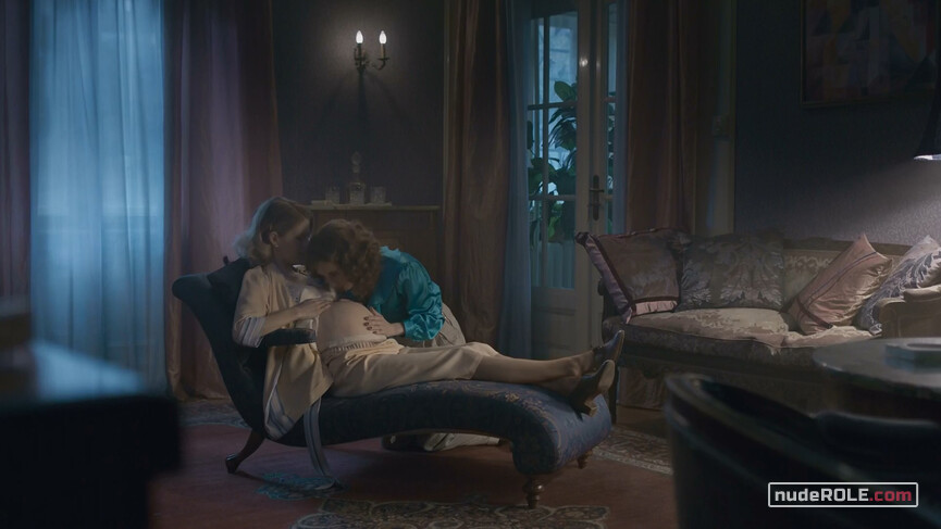 2. Liesel nude, Hana sexy – The Glass Room (2019)