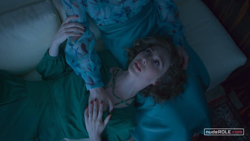 4. Liesel nude, Hana sexy – The Glass Room (2019)