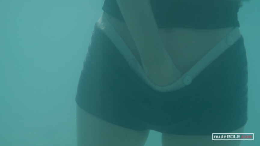 5. Liesel nude, Hana sexy – The Glass Room (2019)