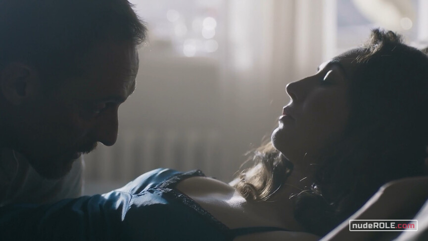 7. Liesel nude, Hana sexy – The Glass Room (2019)