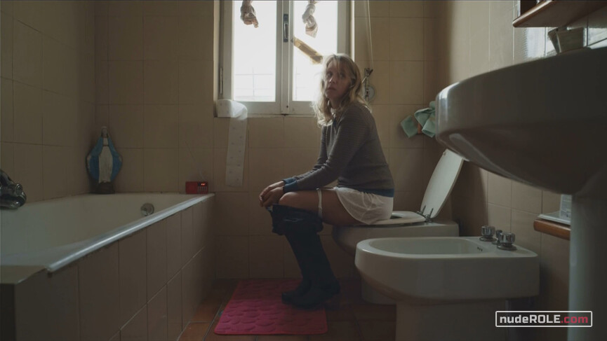 2. Sofia Dubois nude – The New Pope s01e02 (2020)