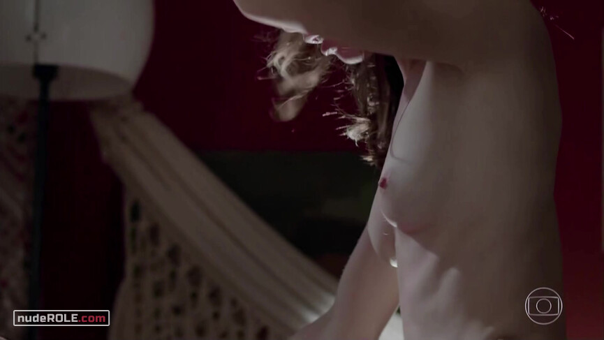 3. Julia nude – Vidas Partidas (2016)
