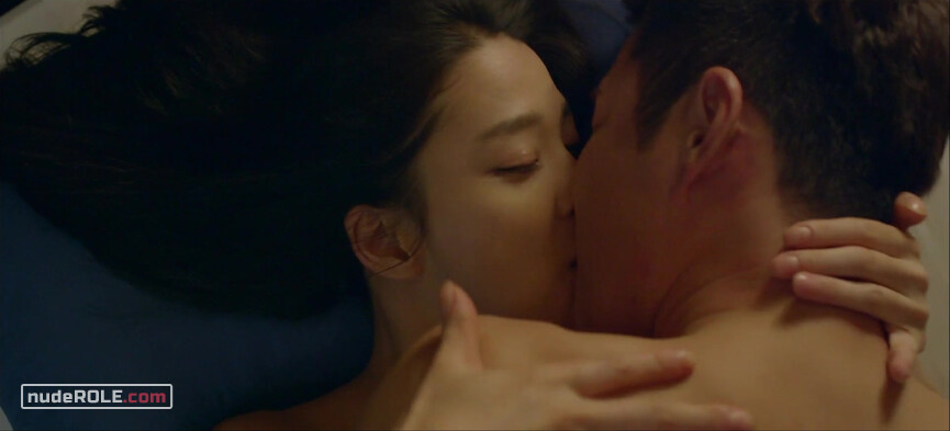 17. Yoo-gyong sexy – Black Hand (2015)