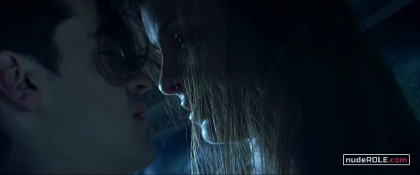1. Madison Bell sexy, Amy Miller sexy – Swimfan (2002)
