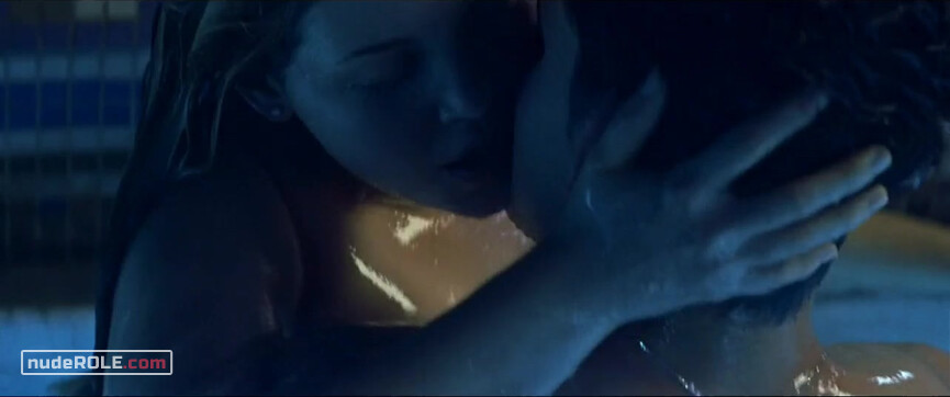 10. Madison Bell sexy, Amy Miller sexy – Swimfan (2002)