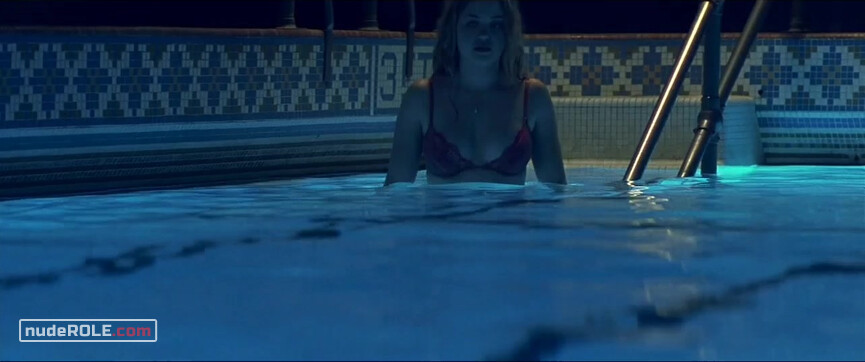 3. Madison Bell sexy, Amy Miller sexy – Swimfan (2002)
