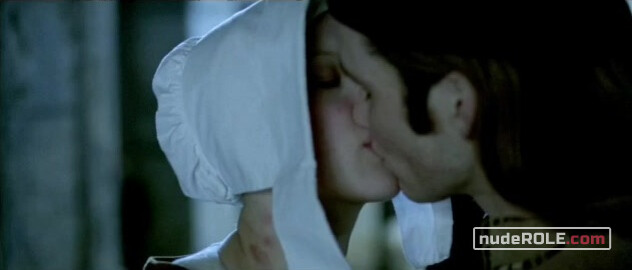 7. Griet sexy – Girl with a Pearl Earring (2003)