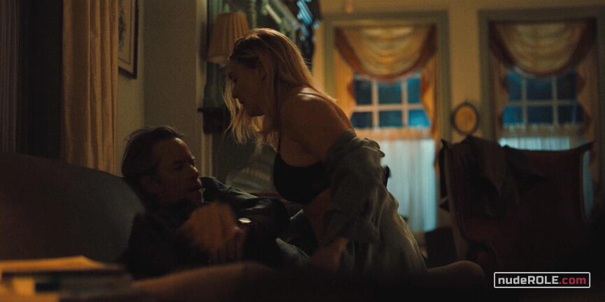 2. Mare Sheehan sexy – Mare of Easttown s01e01 (2021)