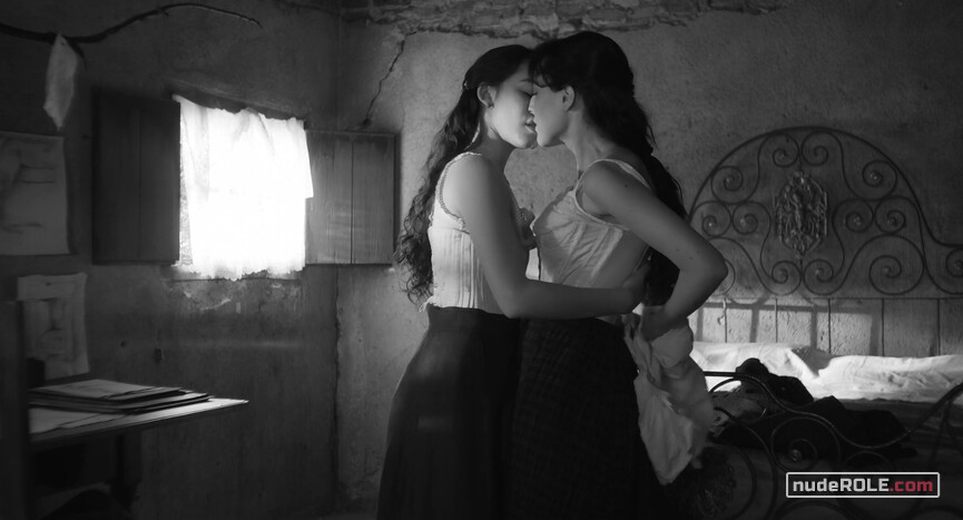 2. Elisa nude, Marcela nude – Elisa & Marcela (2019)