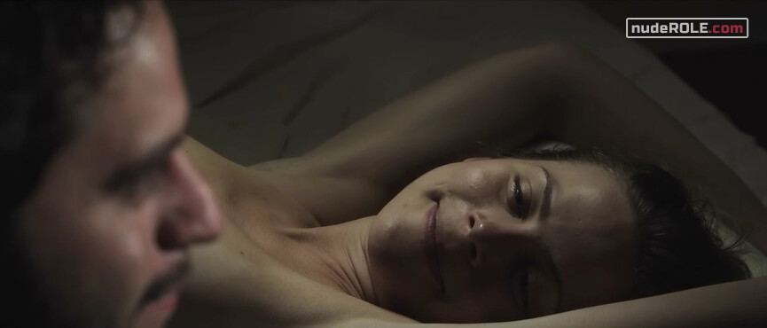8. Mika nude – Azul Marinho Preto e Branco (2010)