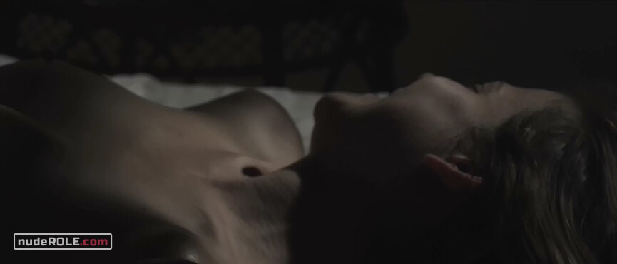 9. Mika nude – Azul Marinho Preto e Branco (2010)