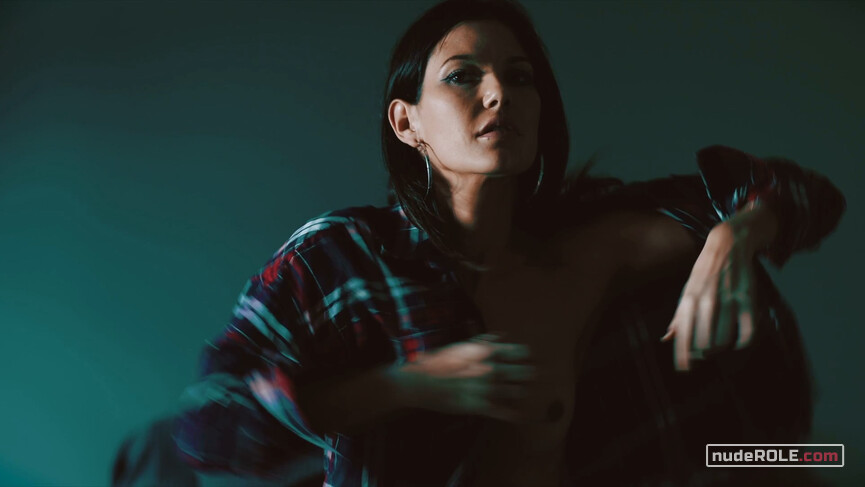 6. Ana nude – Death Kiss (2018)