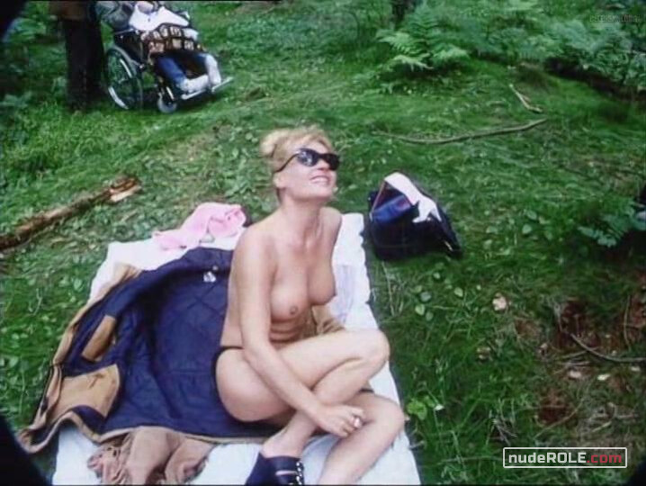1. Nana nude – The Idiots (1998)