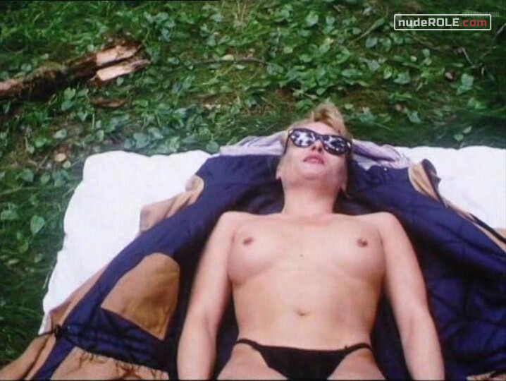2. Nana nude – The Idiots (1998)