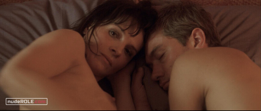 3. Amira nude , Oana nude , Liv sexy – Breaking and Entering (2006)