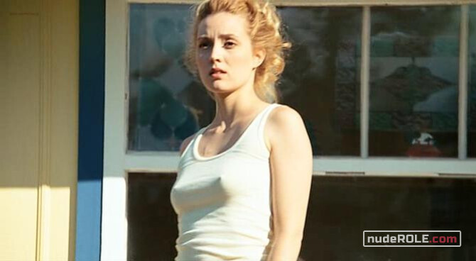 2. Hélène Paradis sexy, Lucille nude – Thrill of the Hills (2011)