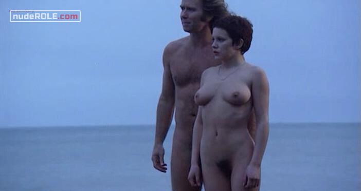 1. Jennifer nude, La photographe nude, Le modèle nude – Lips of Blood (1975)