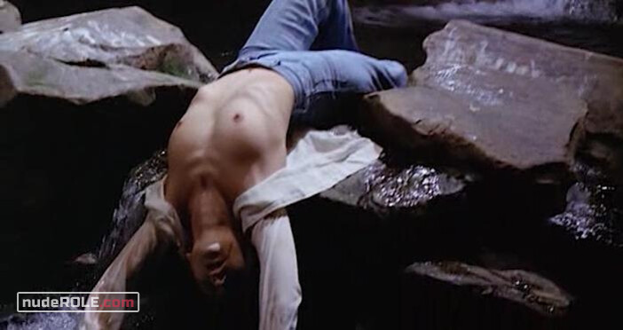 3. Jennifer nude, La photographe nude, Le modèle nude – Lips of Blood (1975)