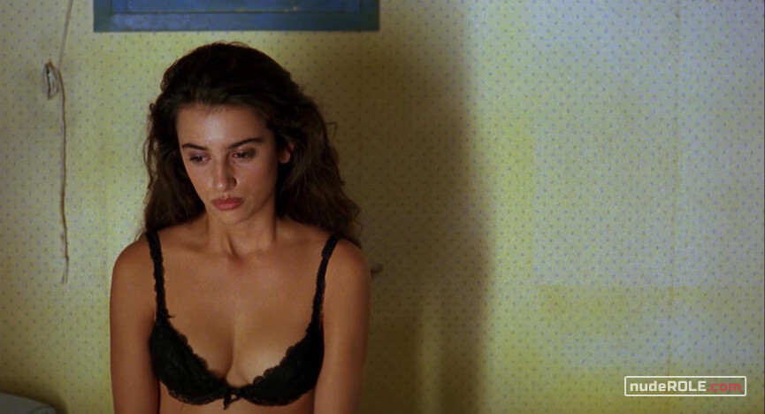 2. La hija de puta nude – Jamon Jamon (1992)