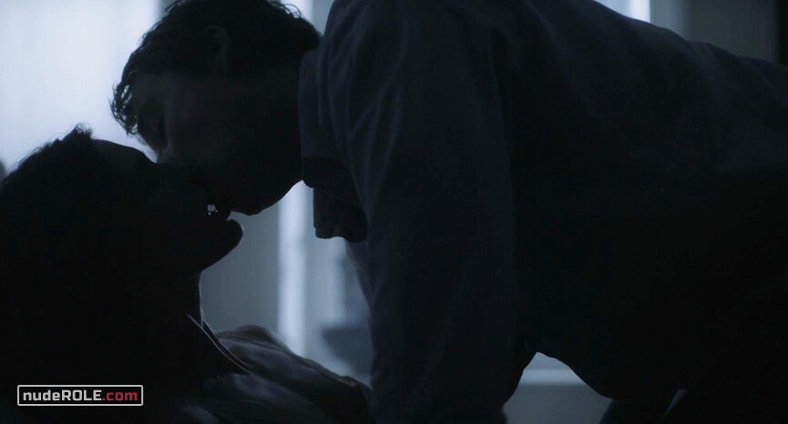 1. Jamie nude, Lori sexy – Apparition (2014)