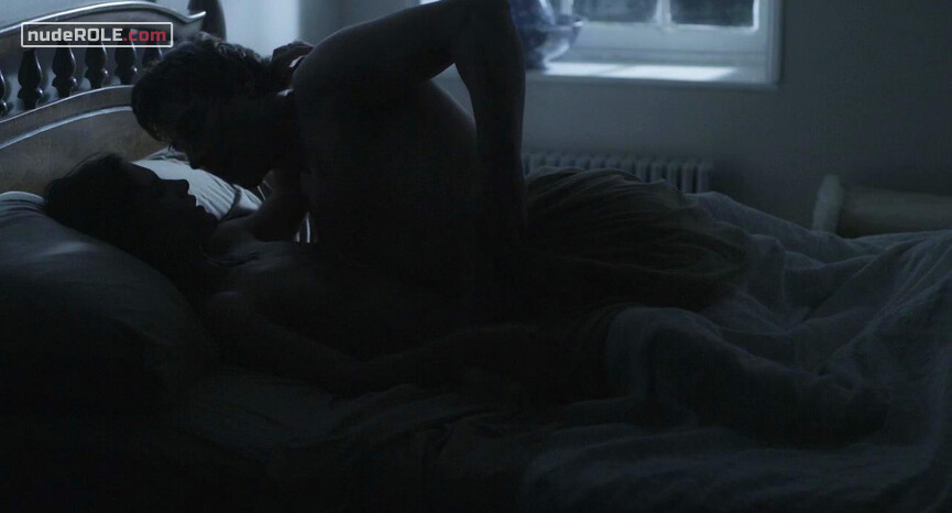 3. Jamie nude, Lori sexy – Apparition (2014)
