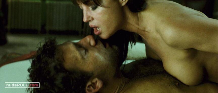 2. Donna Quintano nude – Shoot 'Em Up (2007)