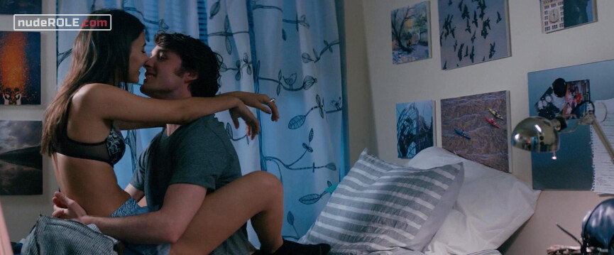 1. Naomi sexy – Naomi and Ely's No Kiss List (2015)