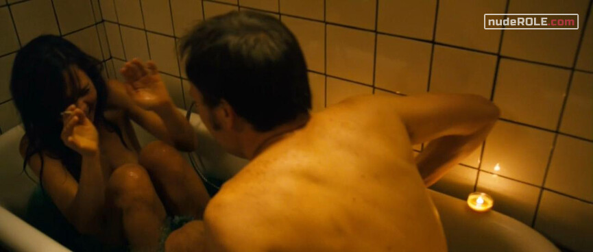 3. Pénélope nude – Cyanide (2013)