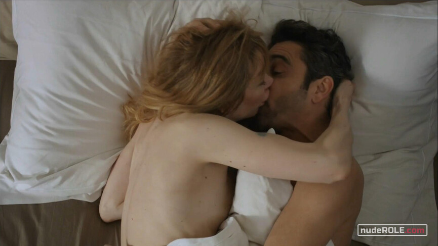 3. Théa nude – La Famille Katz s01e03 (2013)