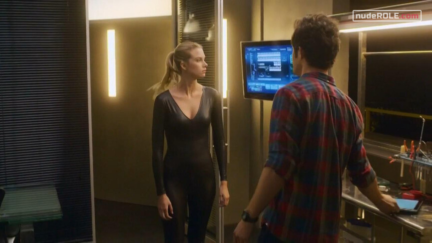 3. Kirsten Clark sexy – Stitchers s01 (2015)