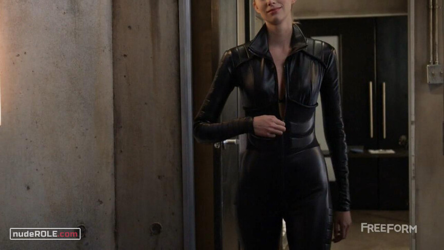 1. Kirsten Clark sexy – Stitchers s02e01 (2016)