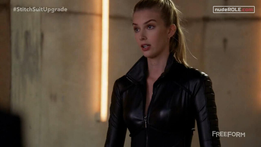 2. Kirsten Clark sexy – Stitchers s02e01 (2016)