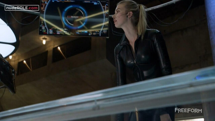 3. Kirsten Clark sexy – Stitchers s02e01 (2016)