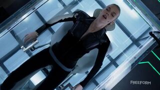 Kirsten Clark sexy – Stitchers s02e04-05 (2016)